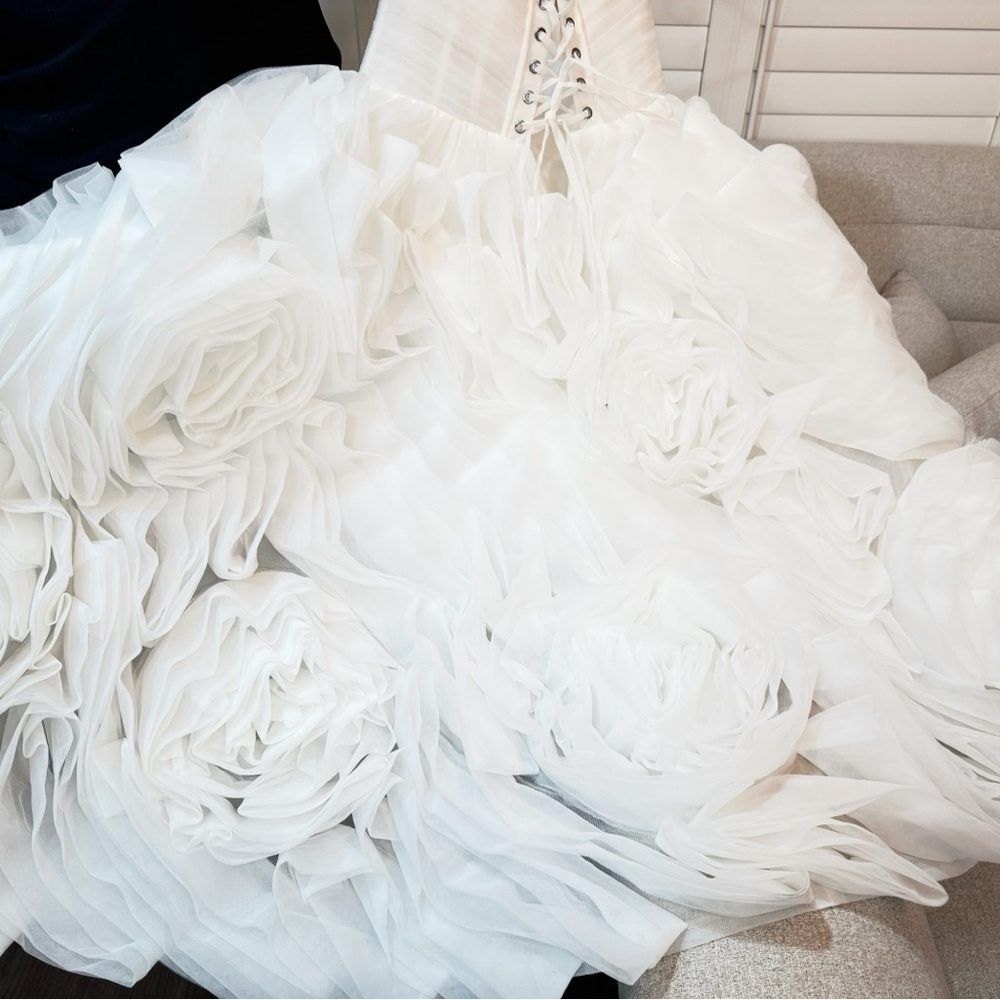 Dramatically flowered tulle dress in white - MEDIUM - Picture 6 of 11